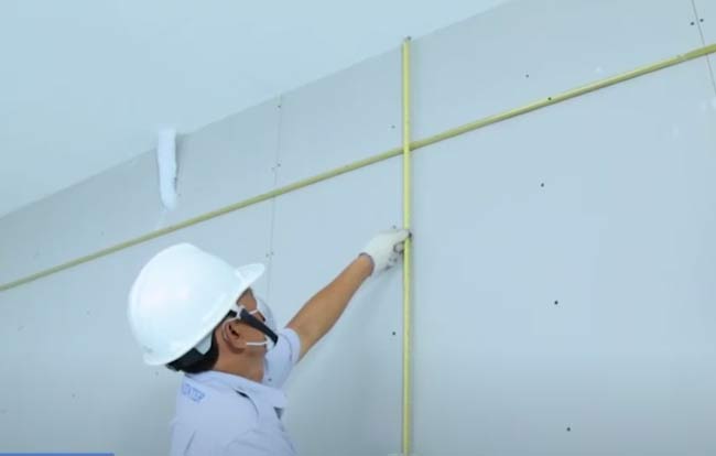 Đo cắt thanh thép để tạo bộ ty treo phù hợp với khoảng hở trần Đo cắt thanh thép để tạo bộ ty treo phù hợp với khoảng hở trần