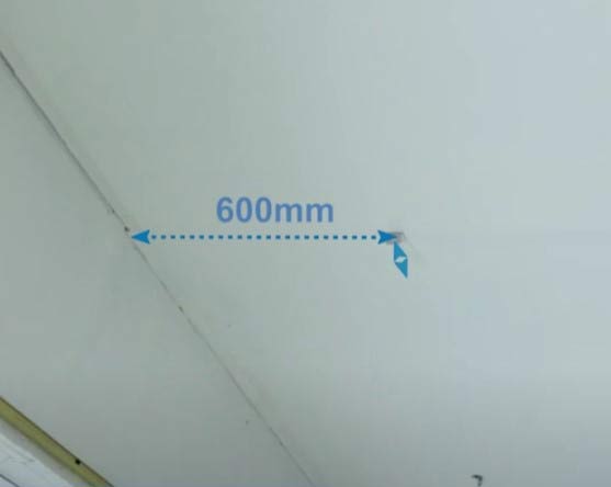 Khoảng cách từ tường đến điểm treo đầu tiên 600mm Khoảng cách từ tường đến điểm treo đầu tiên 600mm