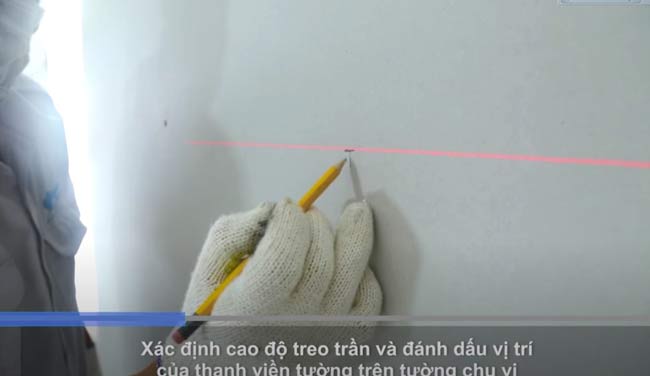 Xác định và đánh dấu vị trí thanh viền trên tường Xác định và đánh dấu vị trí thanh viền trên tường