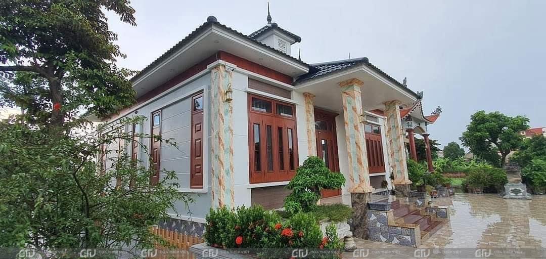 Mẫu cửa thép vân gỗ cho nhà mái Nhật