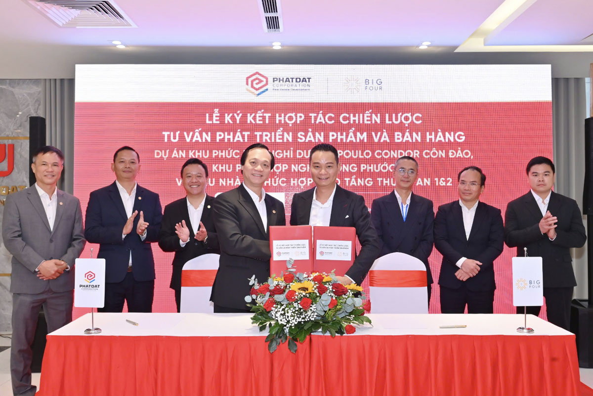 Ông Bùi Quang Anh Vũ - Thành viên Hội đồng quản trị, Tổng giám đốc Công ty Cổ phần Phát triển Bất động sản Phát Đạt (bên trái) và ông Nguyễn Đức Quang - Nhà sáng lập, Tổng giám đốc Công ty Cổ phần Đầu tư và Tư vấn Chiến lược Bất động sản Big Four (bên phải) thảo luận và trao đổi biên bản ghi nhớ hợp tác vừa được ký kết.
